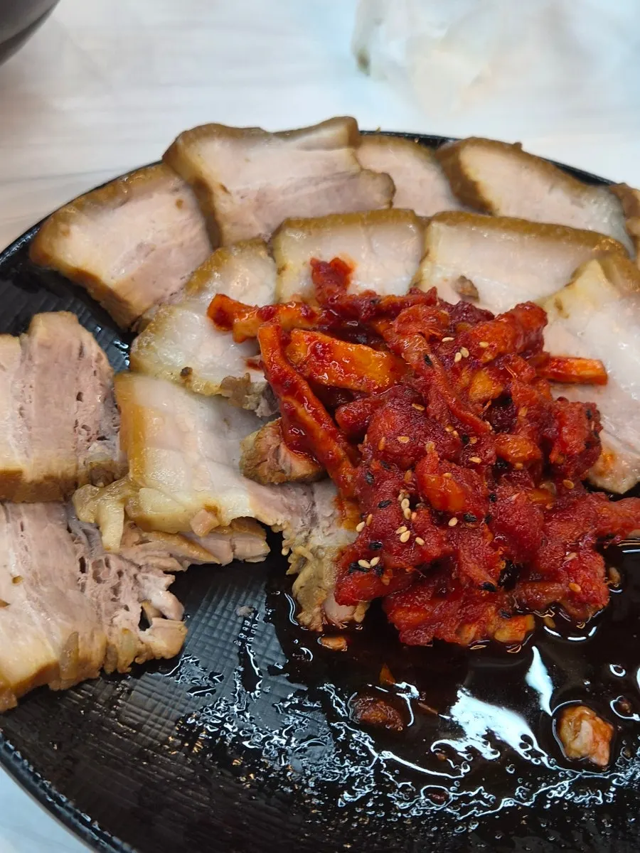 Suyuk sliced tender and served neatly
