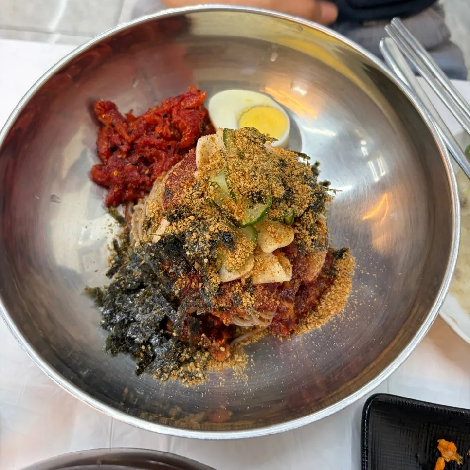 Makguksu mixed with seasoning
