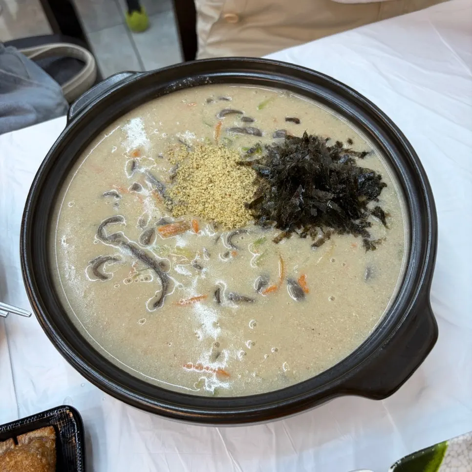 Makguksu with dongchimi broth poured over it