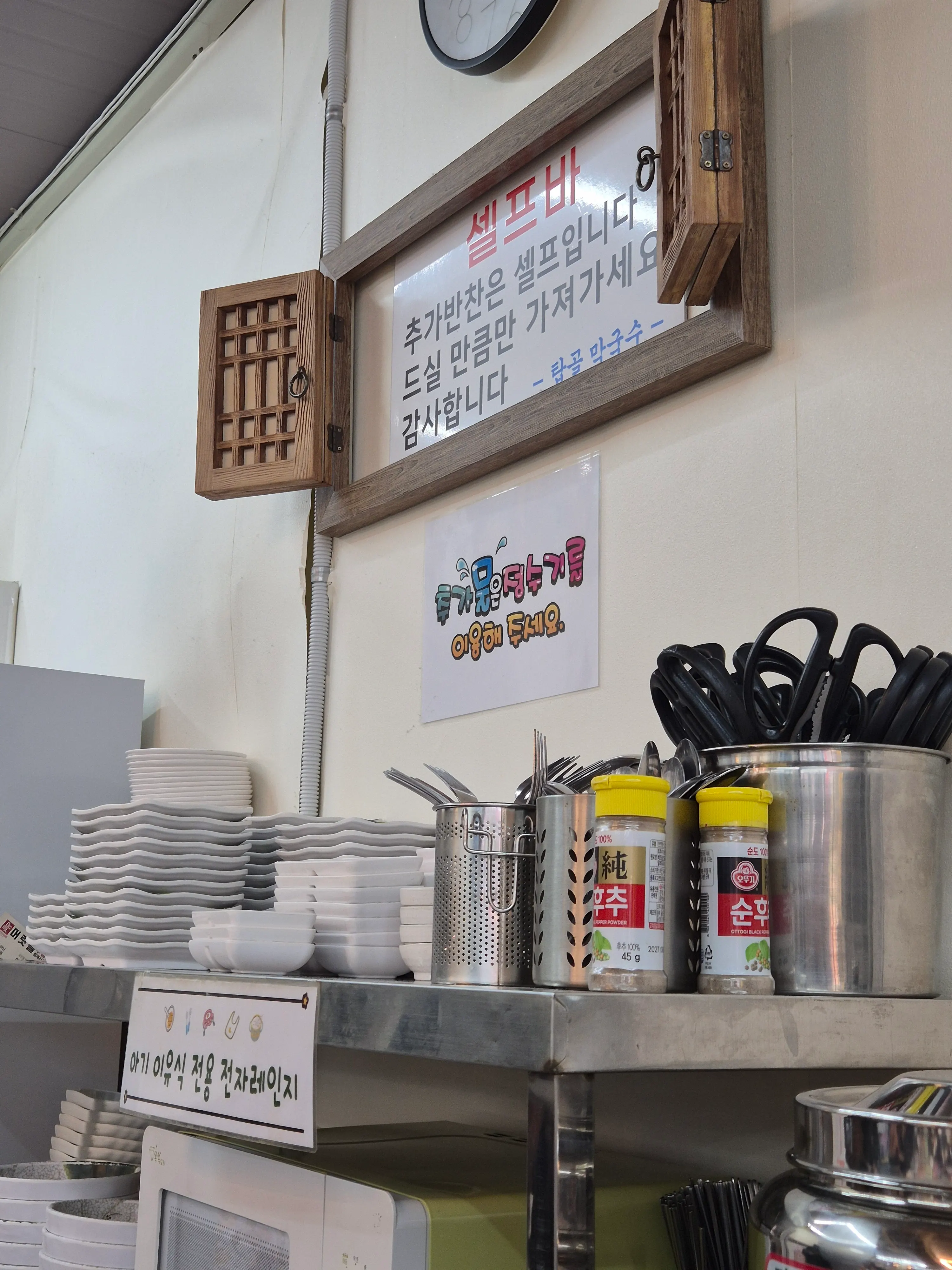 Clean table layout inside the restaurant