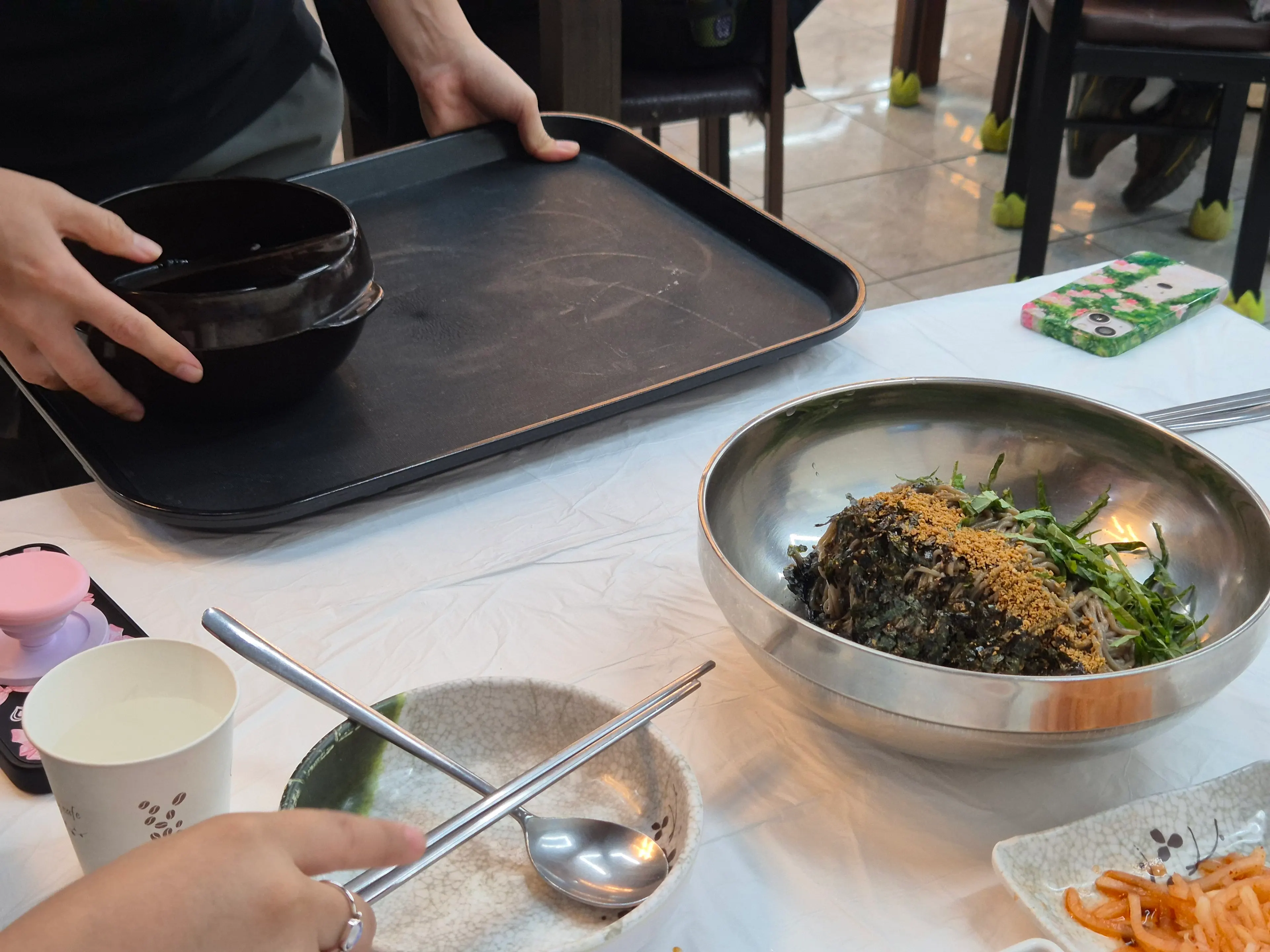 Basic side dishes of radish salad and yeolmu kimchi