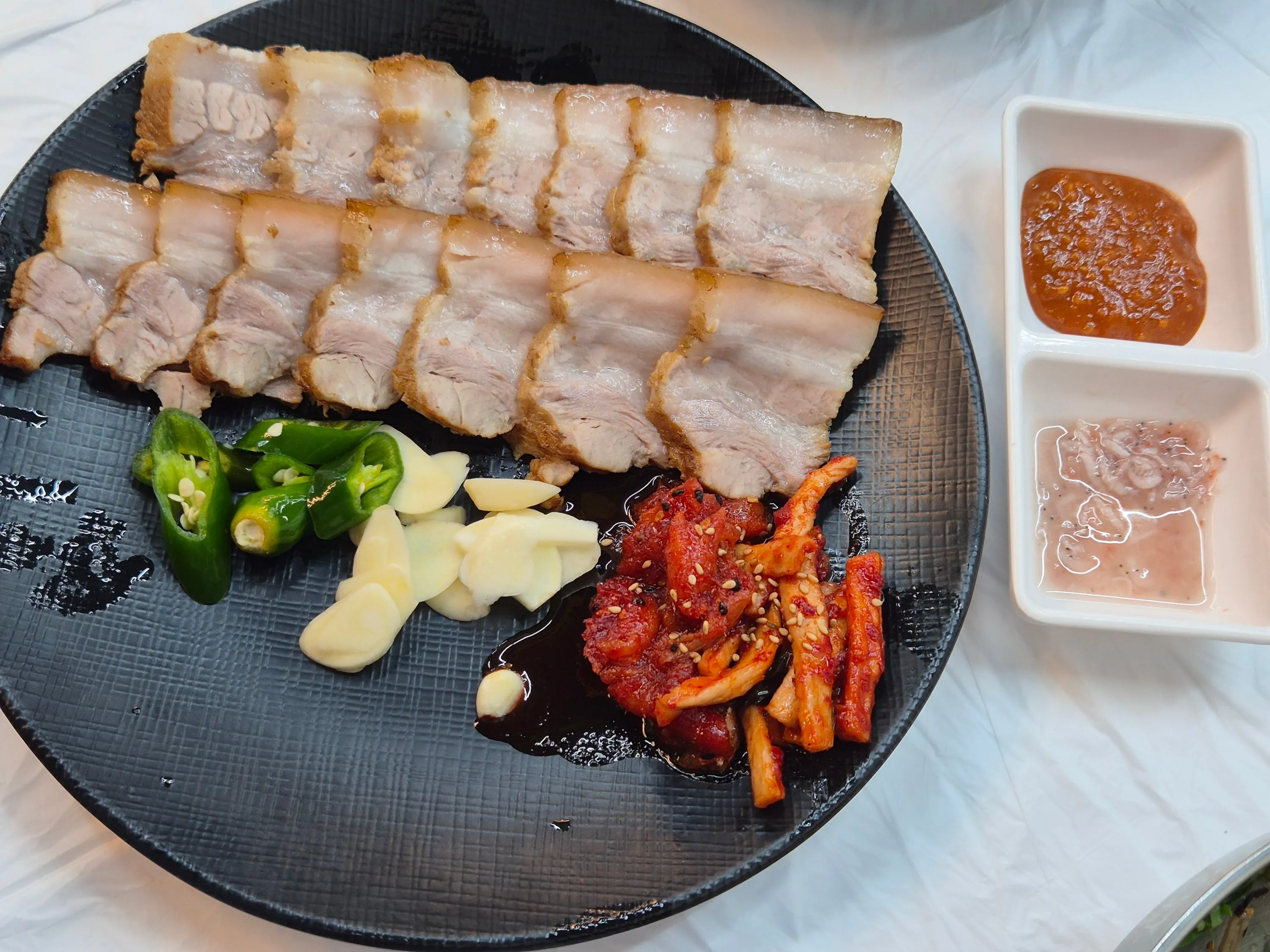 Deulmemak plated with its side accompaniments