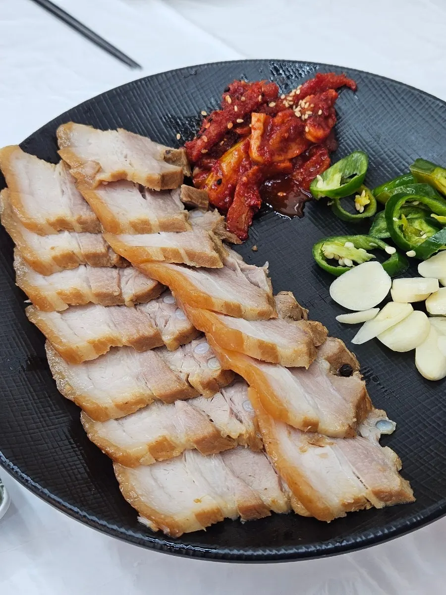 A plate of solo suyuk (boiled pork)