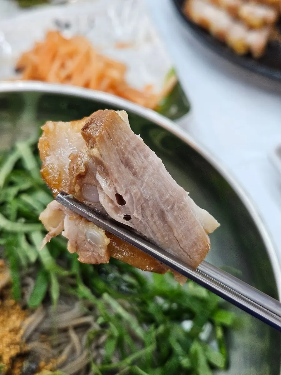 Cross-section of suyuk with even lean and fat layers