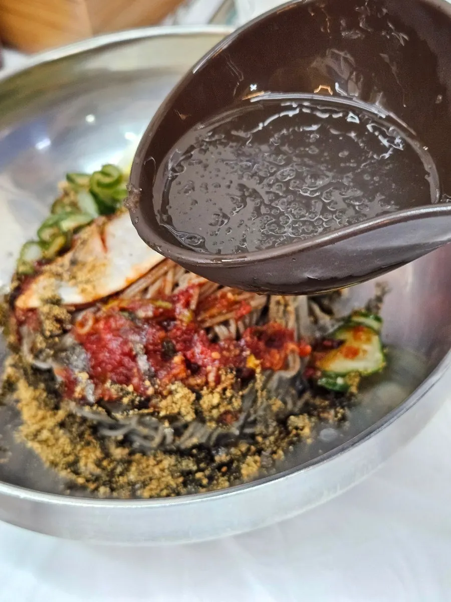 Fruit dongchimi poured over the makguksu