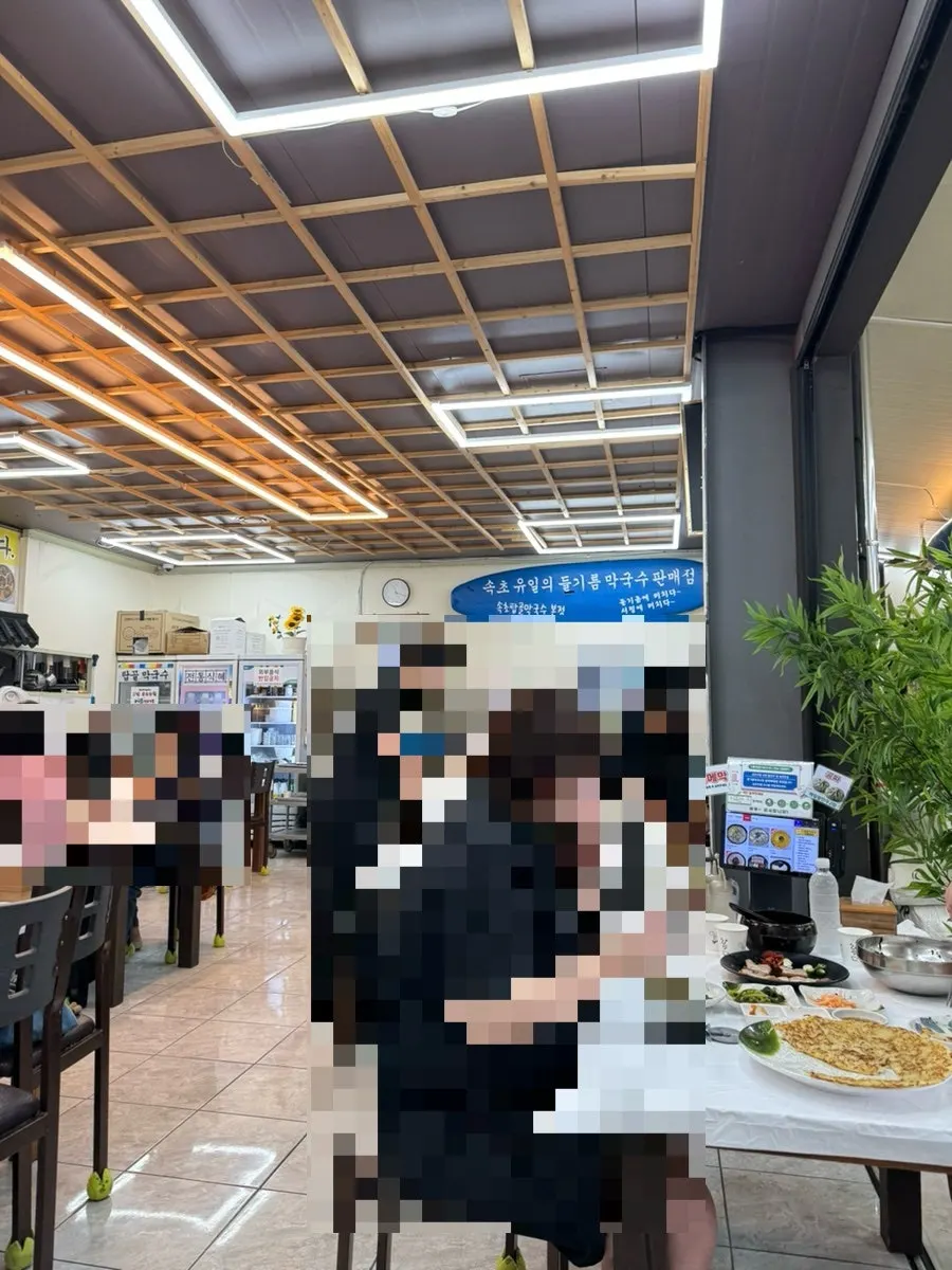 Spacious main hall inside Sokcho Topgol Makguksu Main Branch