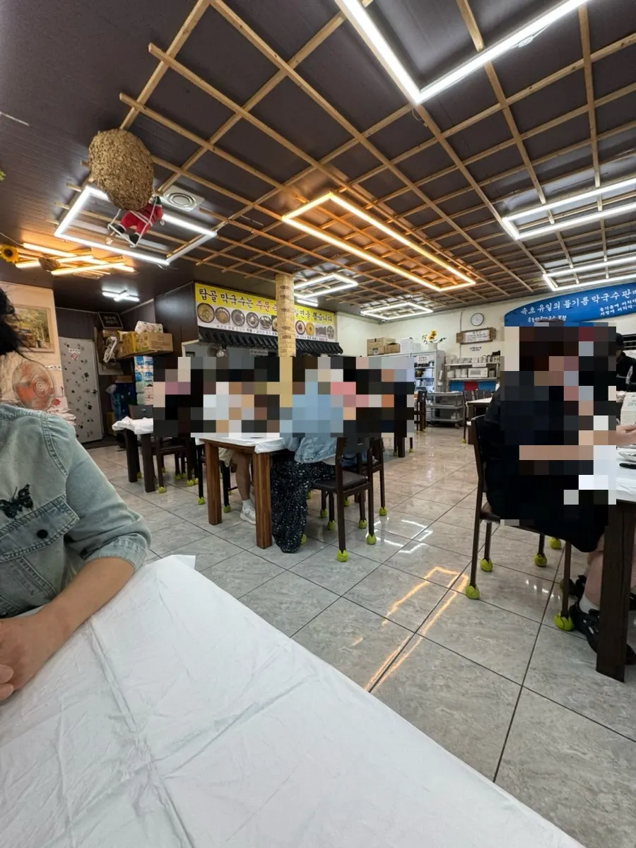 Seating area with many family guests at Sokcho Topgol Makguksu Main Branch