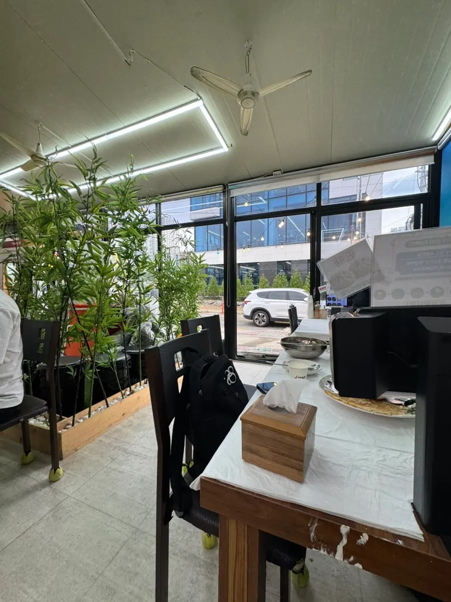 Group table at Sokcho Topgol Makguksu Main Branch