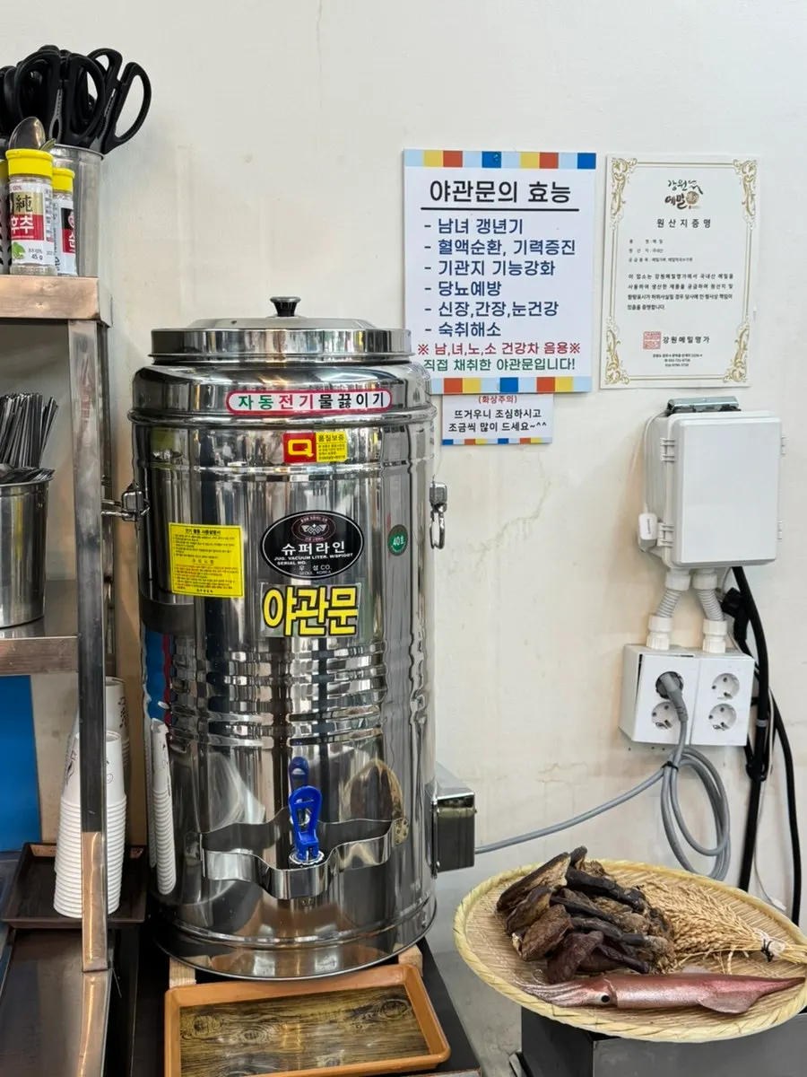Side dishes and tableware placed at the self-serve bar