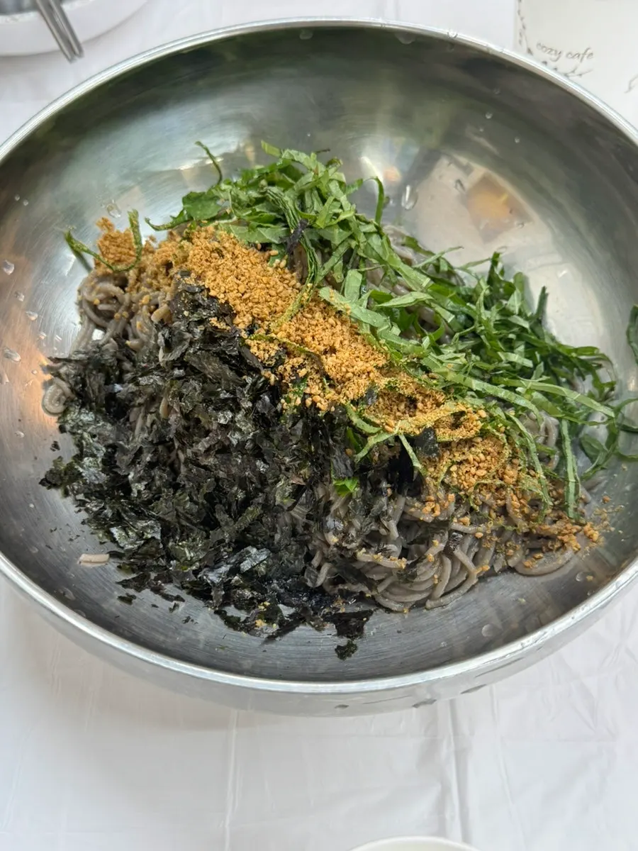 Deulmemak and buckwheat makguksu served together