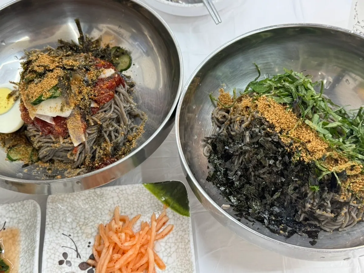 Noodles of the red-seasoned buckwheat makguksu