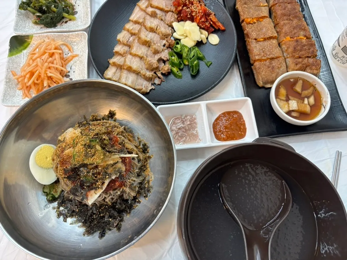 Table at Sokcho Topgol Makguksu after finishing the meal