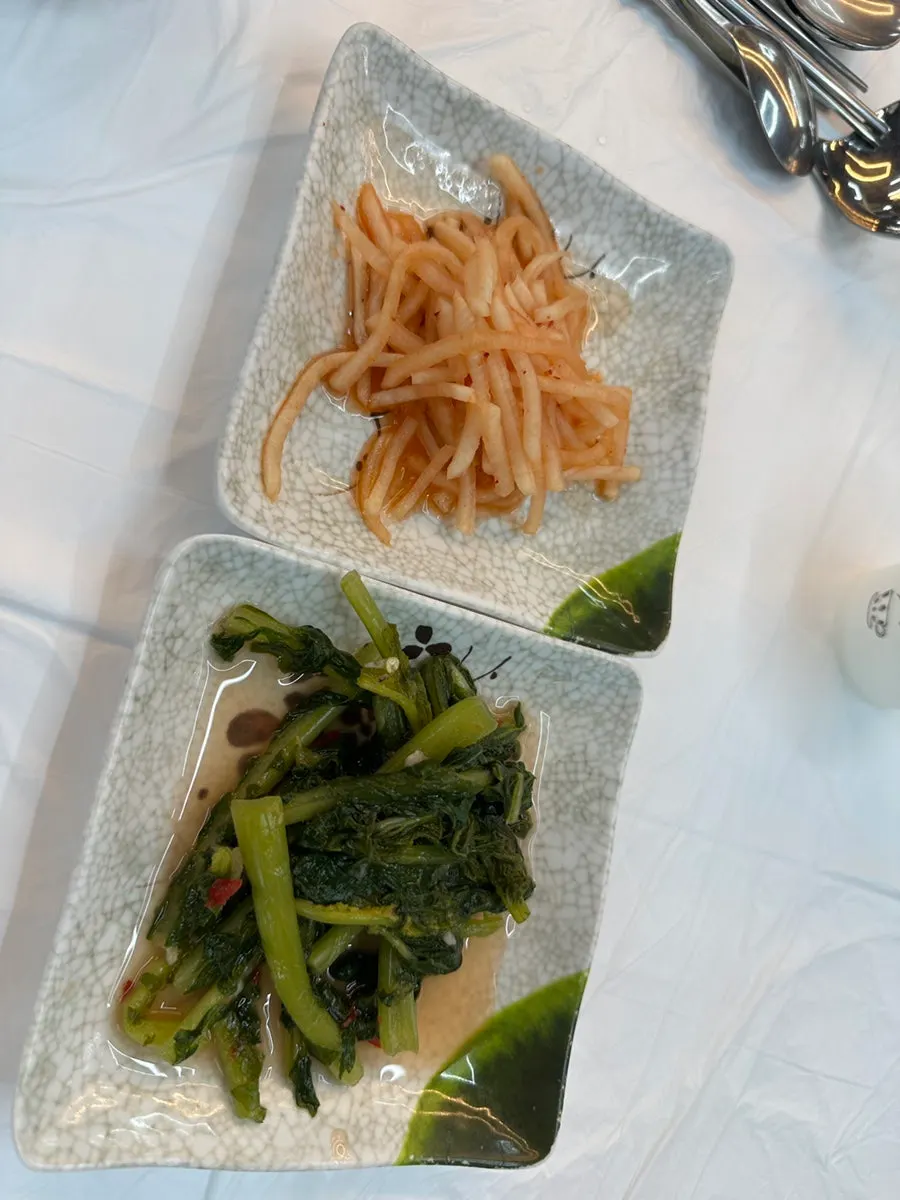 Basic side dishes of radish salad and yeolmu kimchi