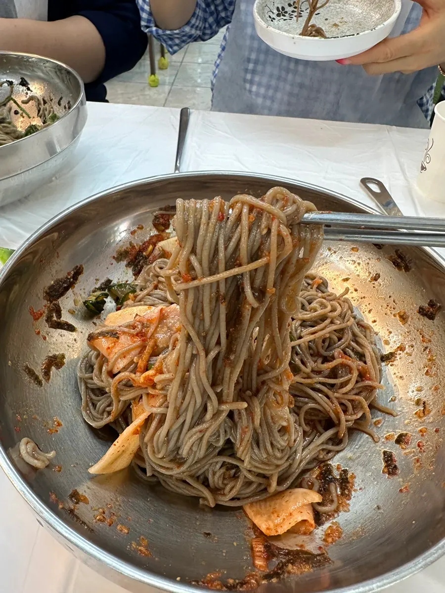 Red-seasoned mixed buckwheat makguksu