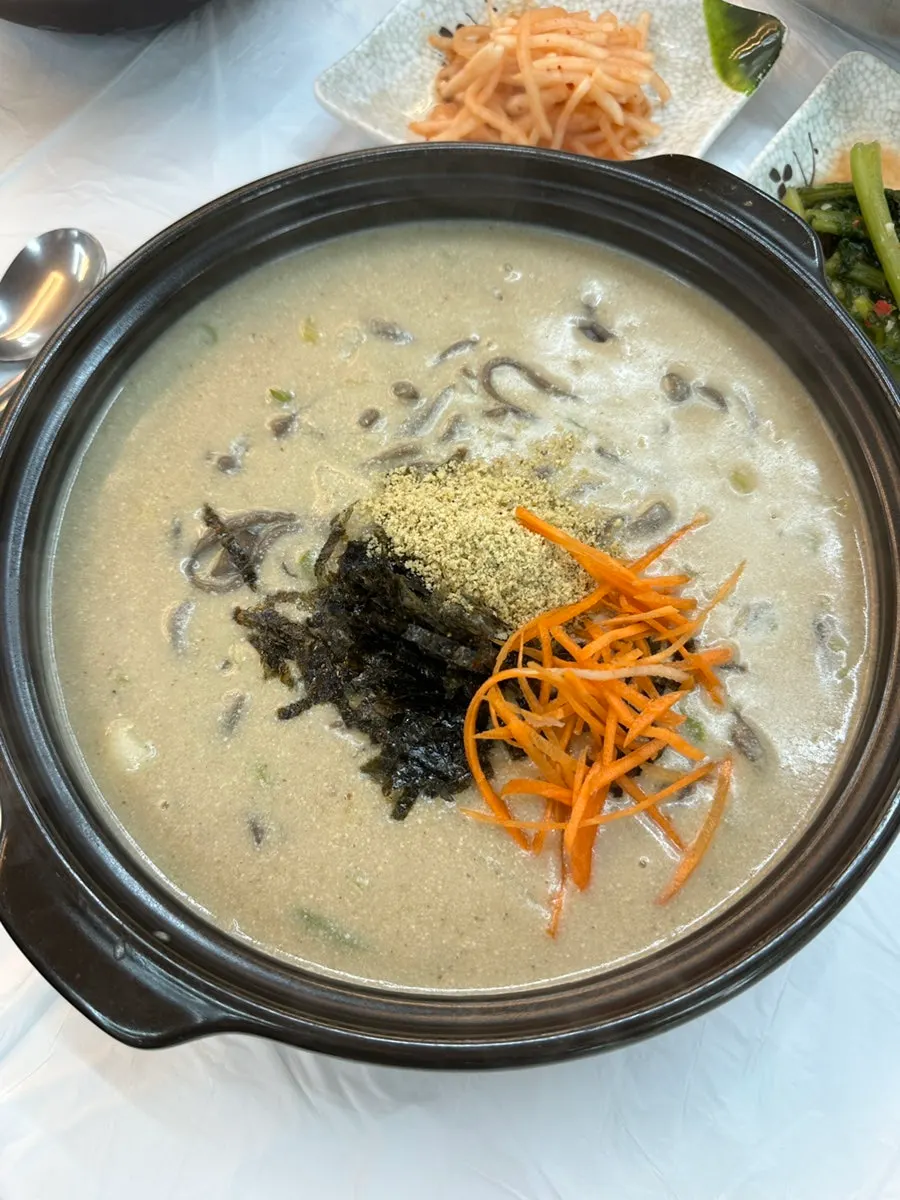 Dongchimi broth poured in to make water-style makguksu
