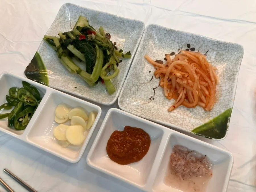 Side dishes served alongside the makguksu