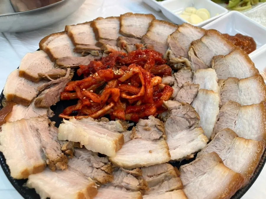 Suyuk served with myeongtaehoe and mu-saengchae