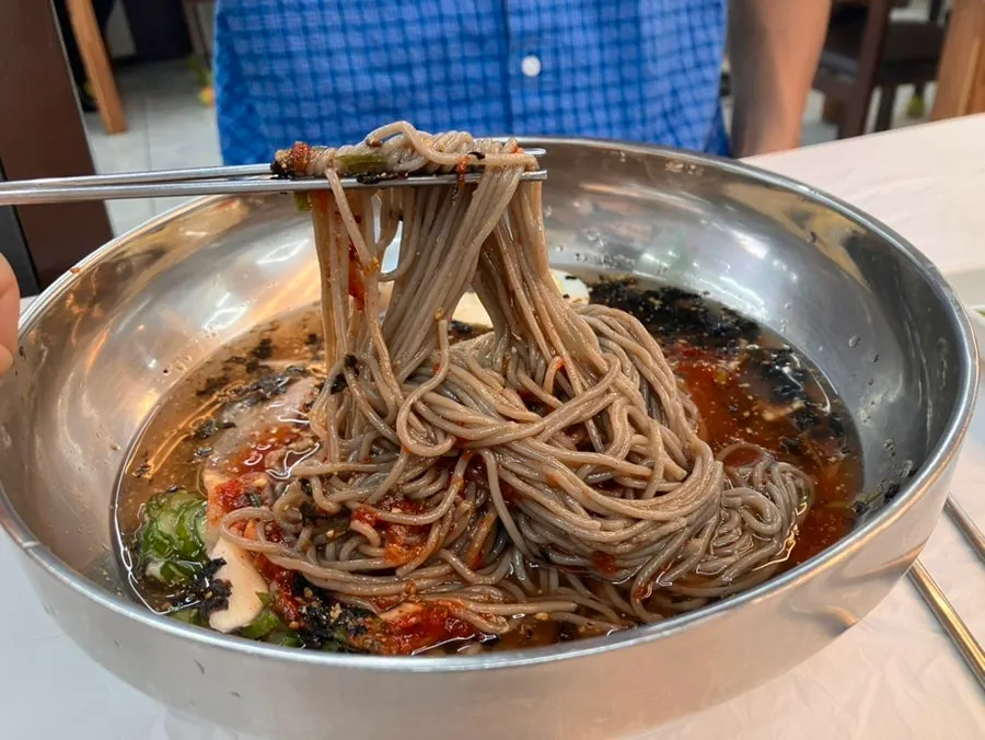 Mul-makguksu with icy broth poured in