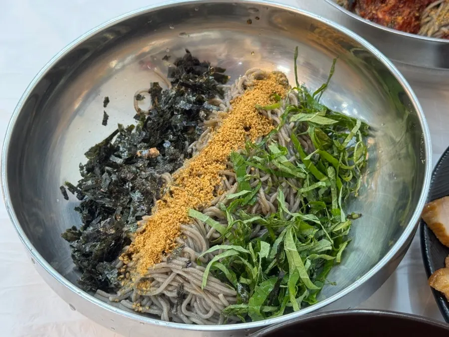 Deulmemak perilla oil buckwheat noodles before mixing