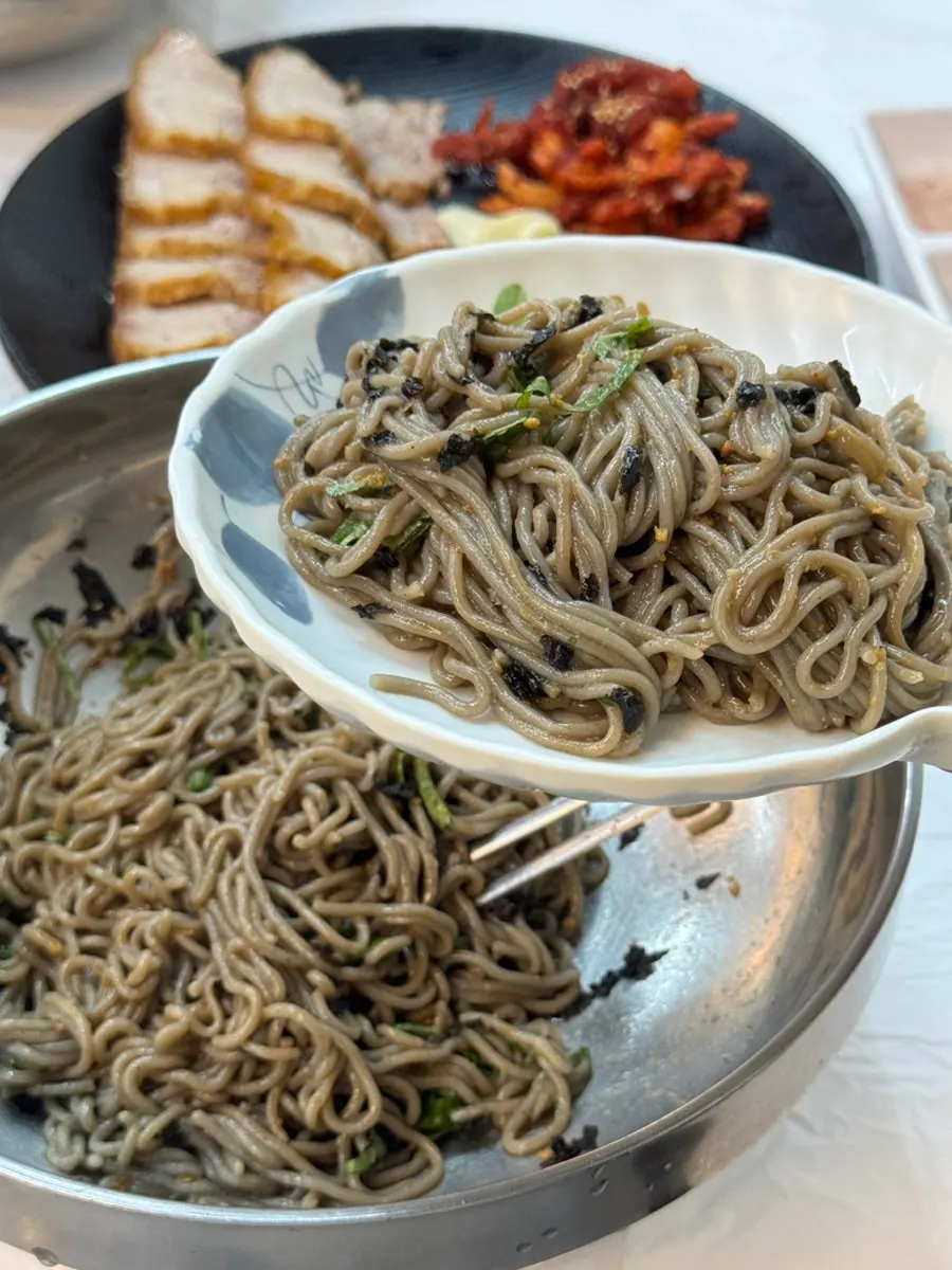 Buckwheat noodles from deulmemak lifted with chopsticks