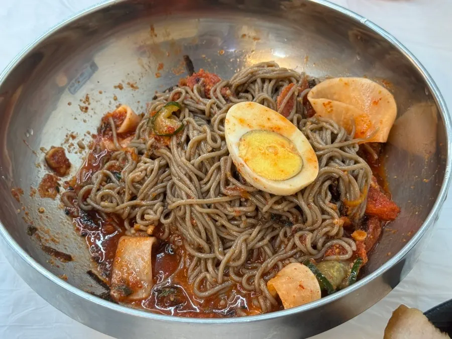 Pollack sashimi buckwheat noodles with dongchimi poured in