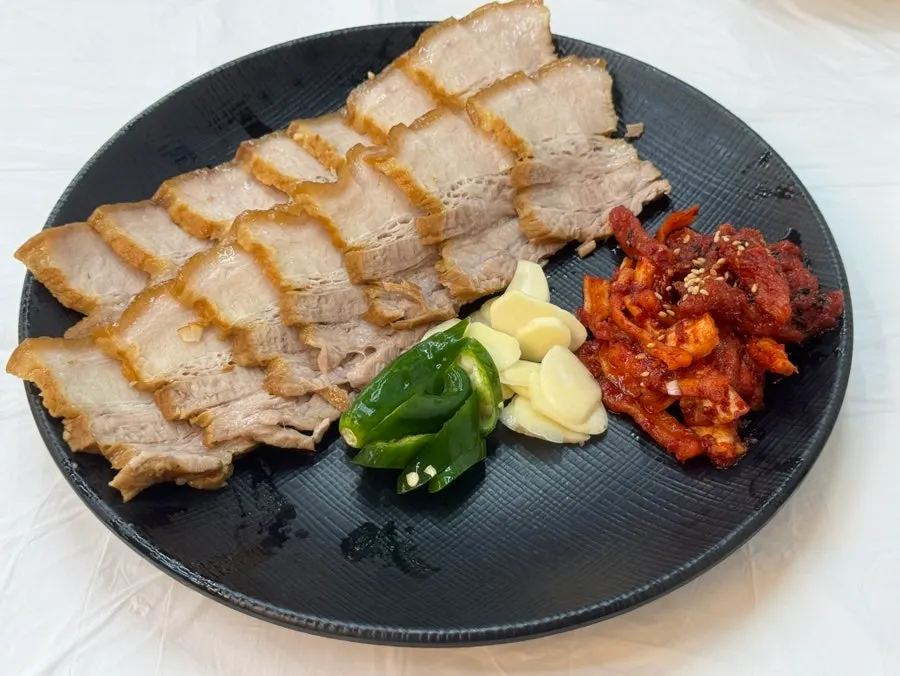 Solo suyuk served with side dishes