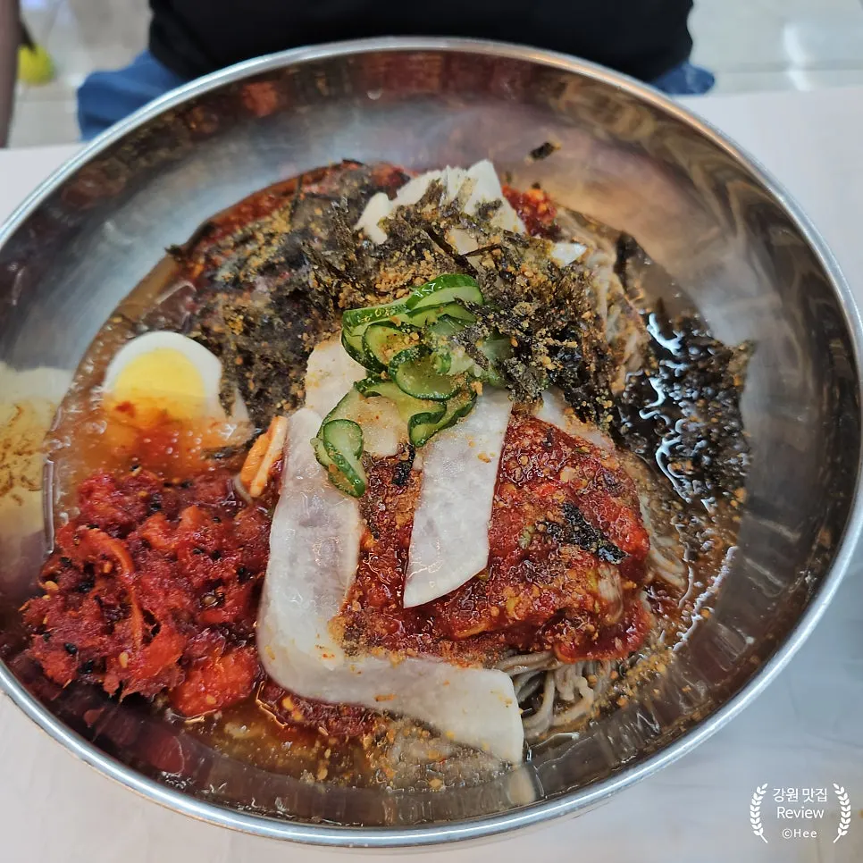 들메막과 명태회막국수 두 그릇 비교