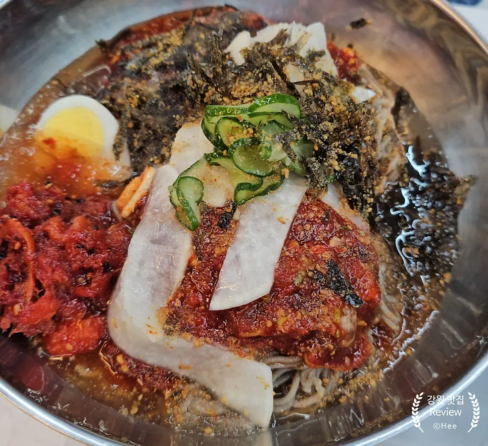 막국수 두 그릇과 수육 함께 놓인 상차림