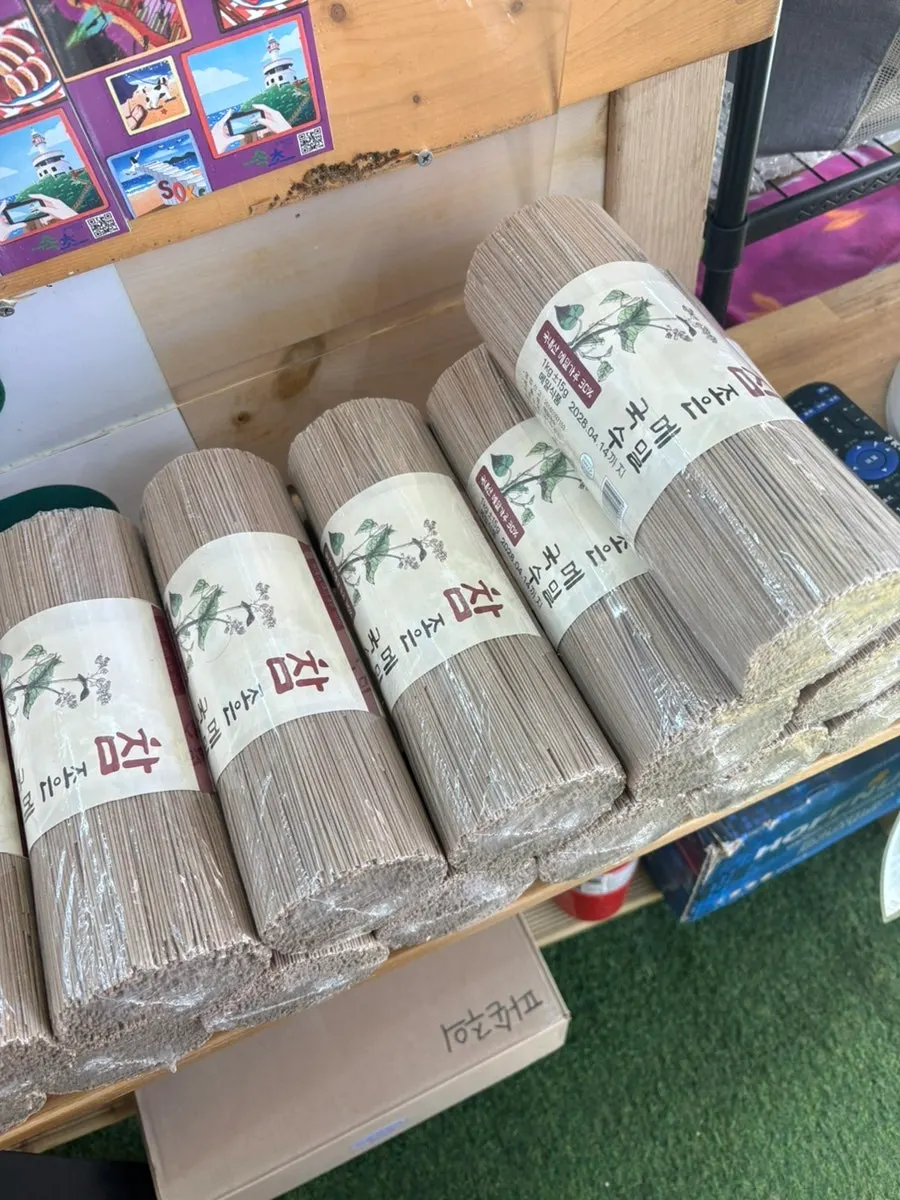 Counter display selling buckwheat noodles