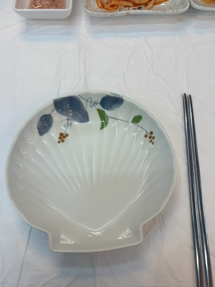Table setting with clamshell-shaped small plates