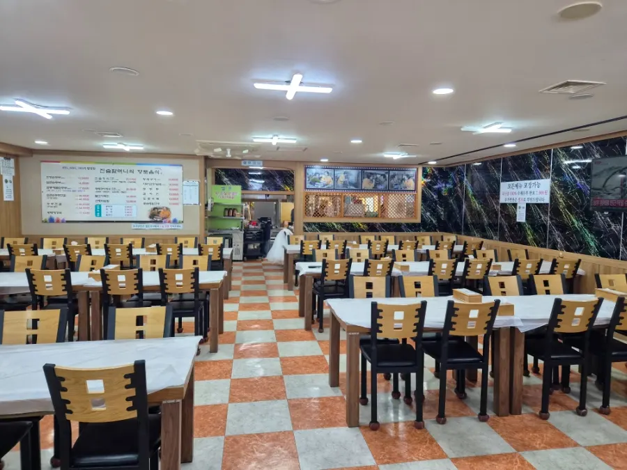 Spacious interior dining room at Jinsol Halmeoni Sundubu