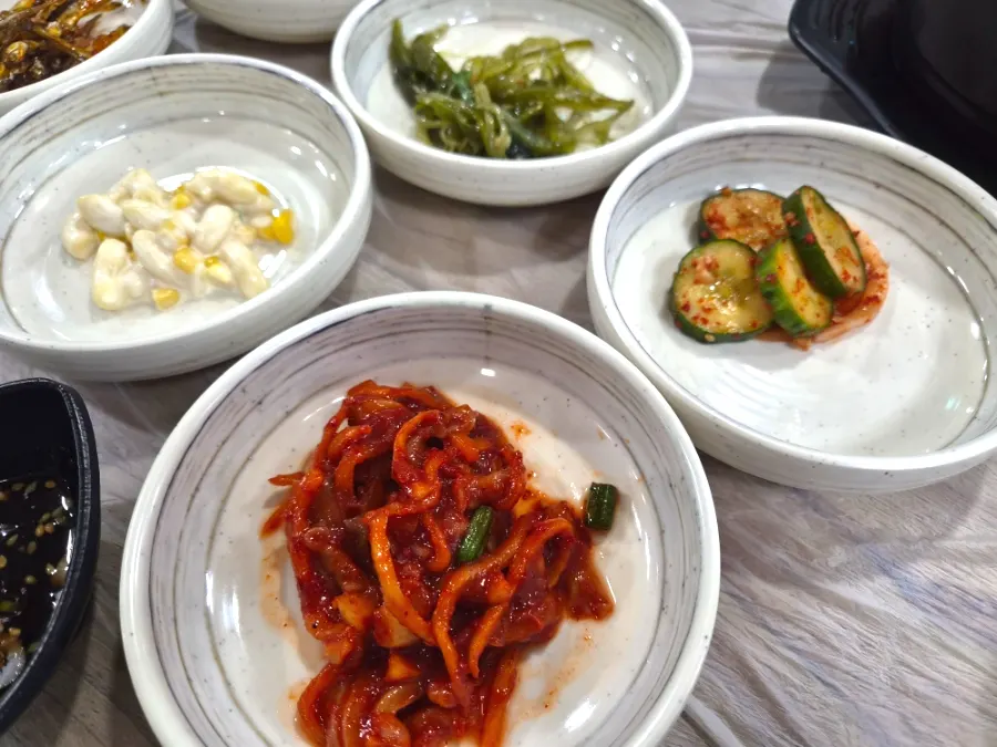 Side dishes served with sundubu