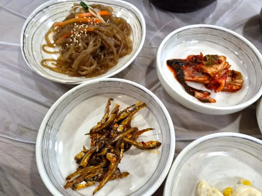 Self-service corner with extra side dishes