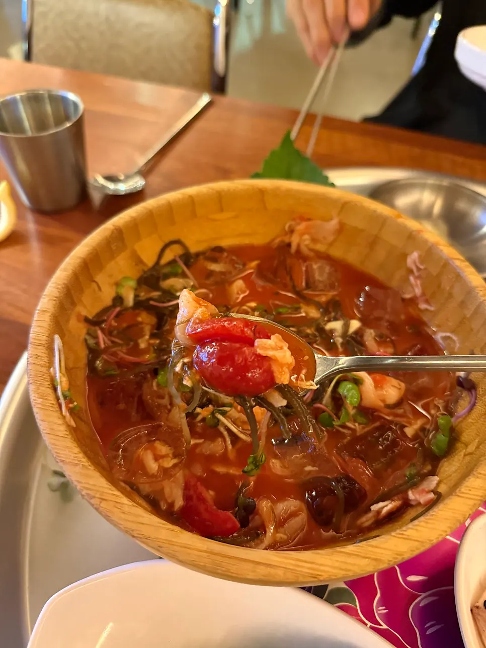 방울토마토가 들어간 가자미 물회