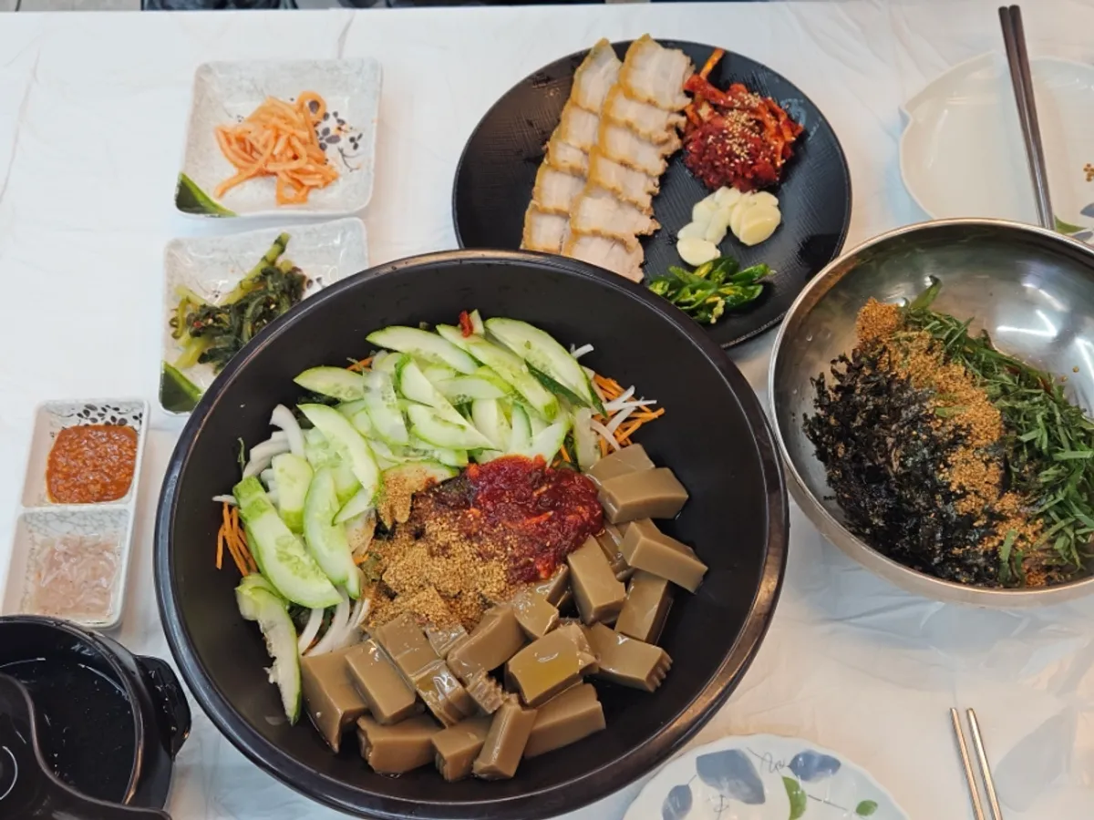 Deulmemak and side dishes at Sokcho Topgol Makguksu