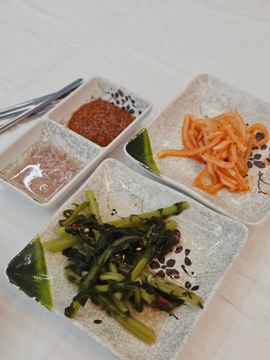 Radish salad and young radish kimchi side dishes