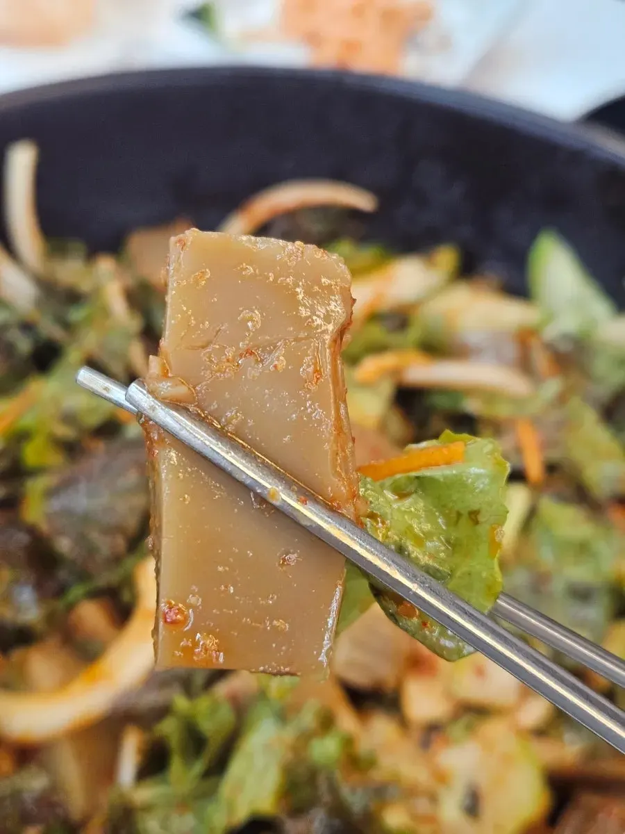 Acorn jelly mixed with sauce and vegetables