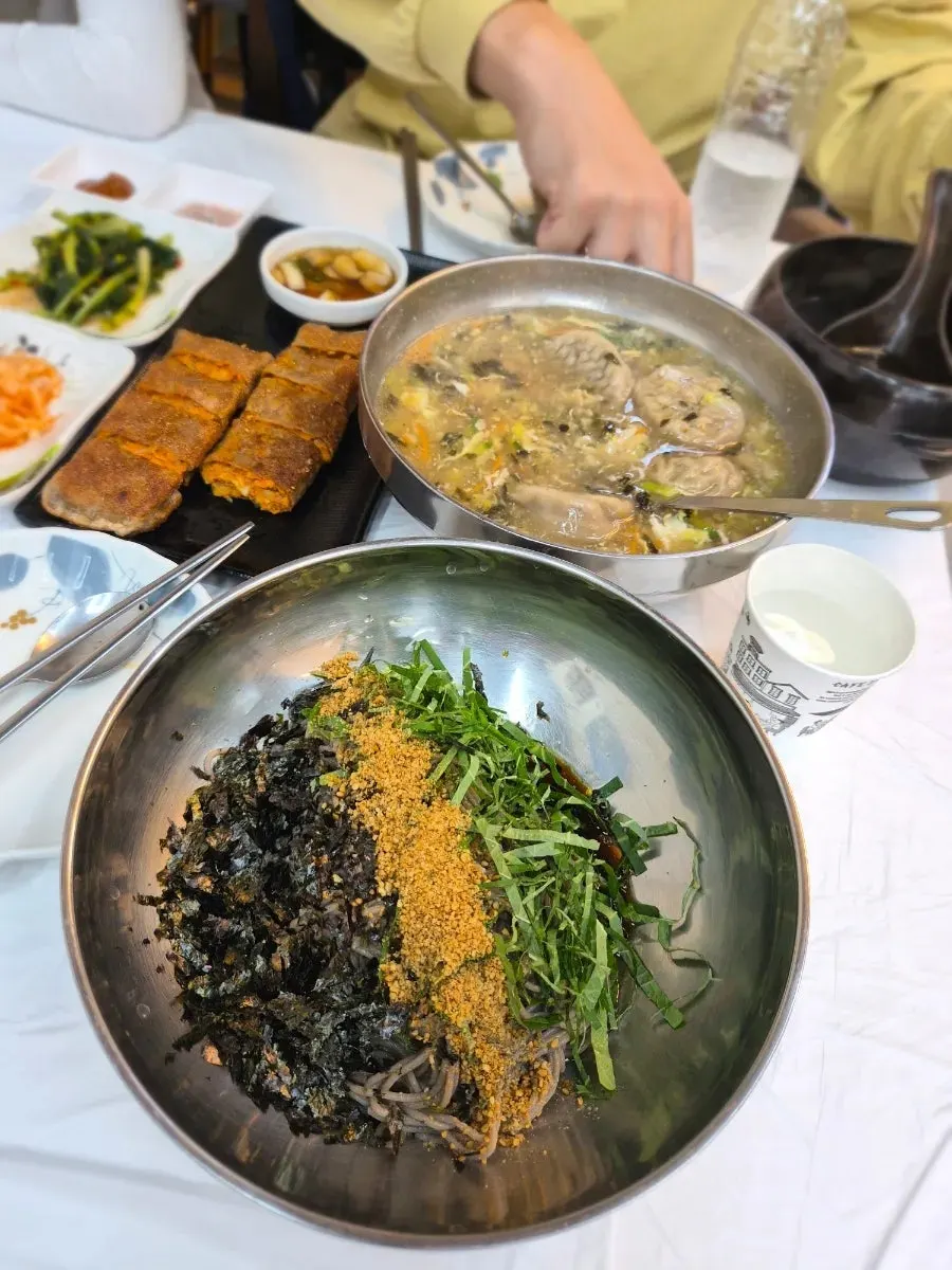 Table setting with jeonbyeong and mandu-guk