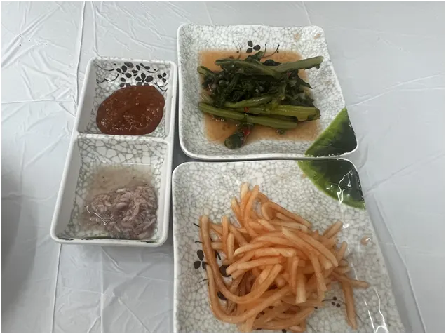 테이블에 차려진 막국수와 수육 상차림