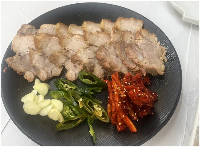 김가루와 깨가 올라간 들기름 메밀 막국수
