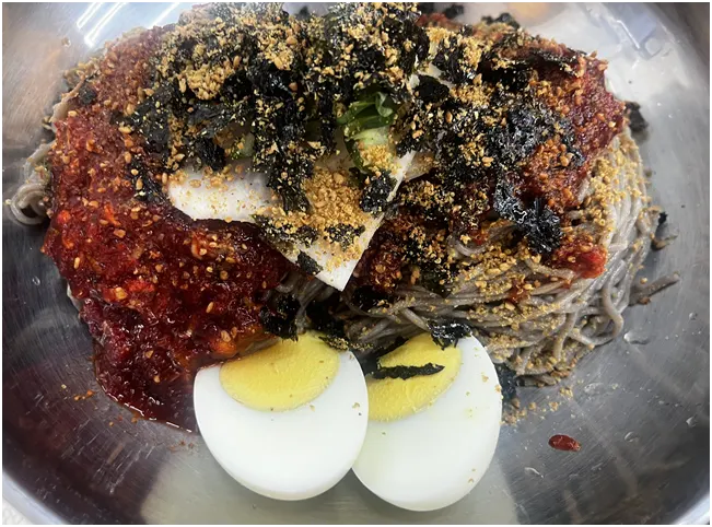 1인 수육과 막국수를 함께 놓은 테이블