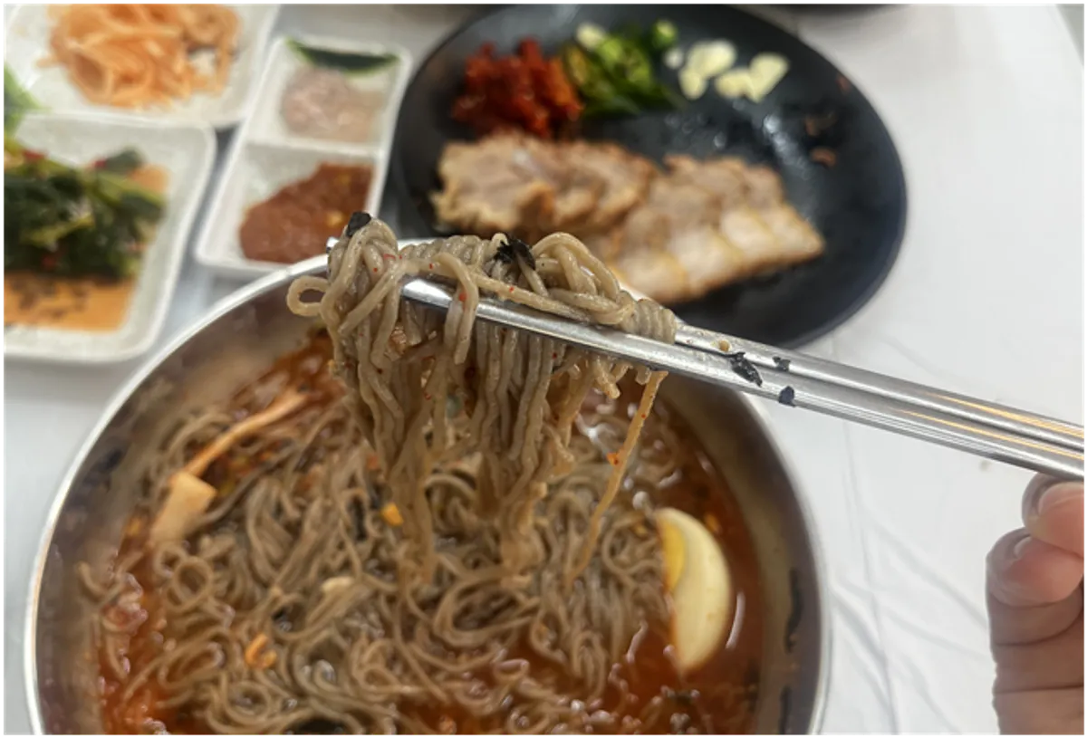 비벼 놓은 들기름 메밀 막국수 클로즈업