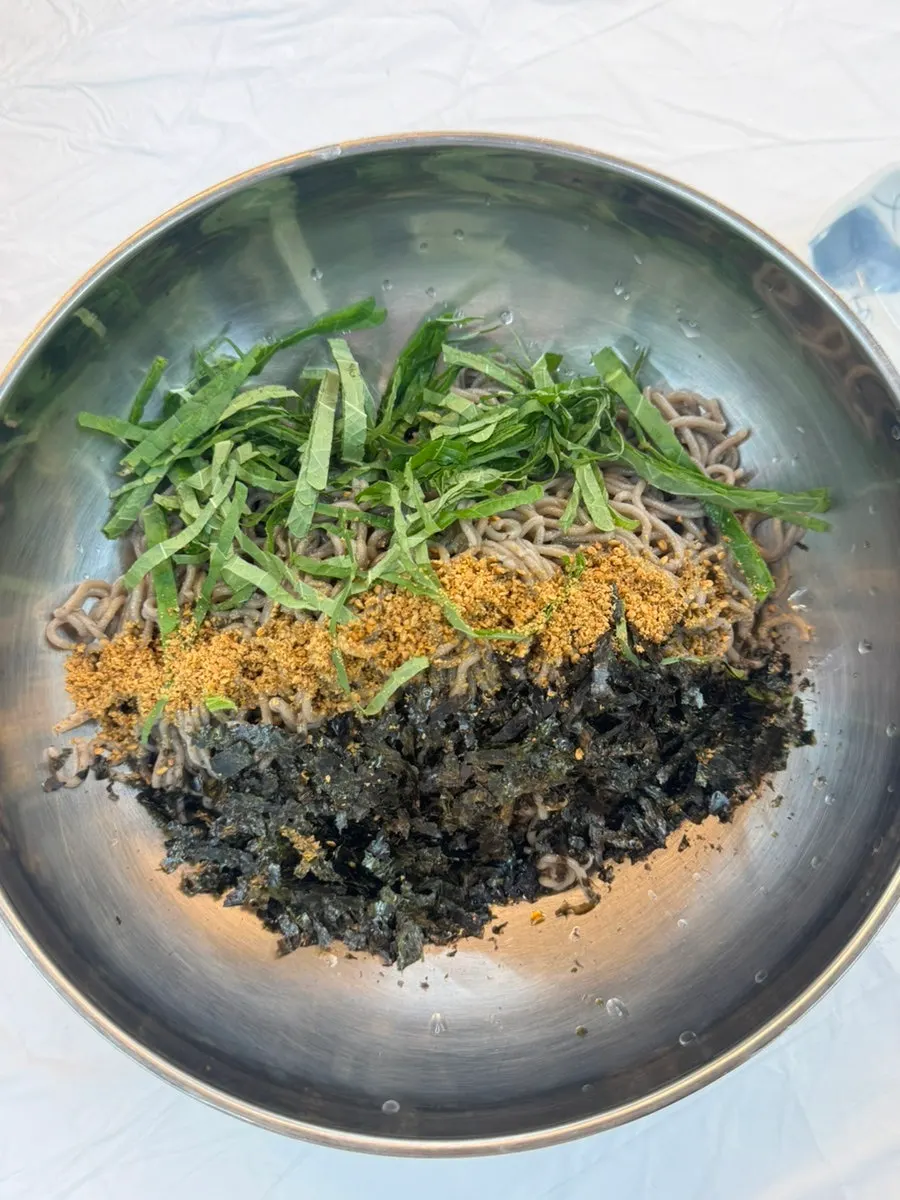 Perilla oil buckwheat noodles topped with perilla leaves and seaweed flakes