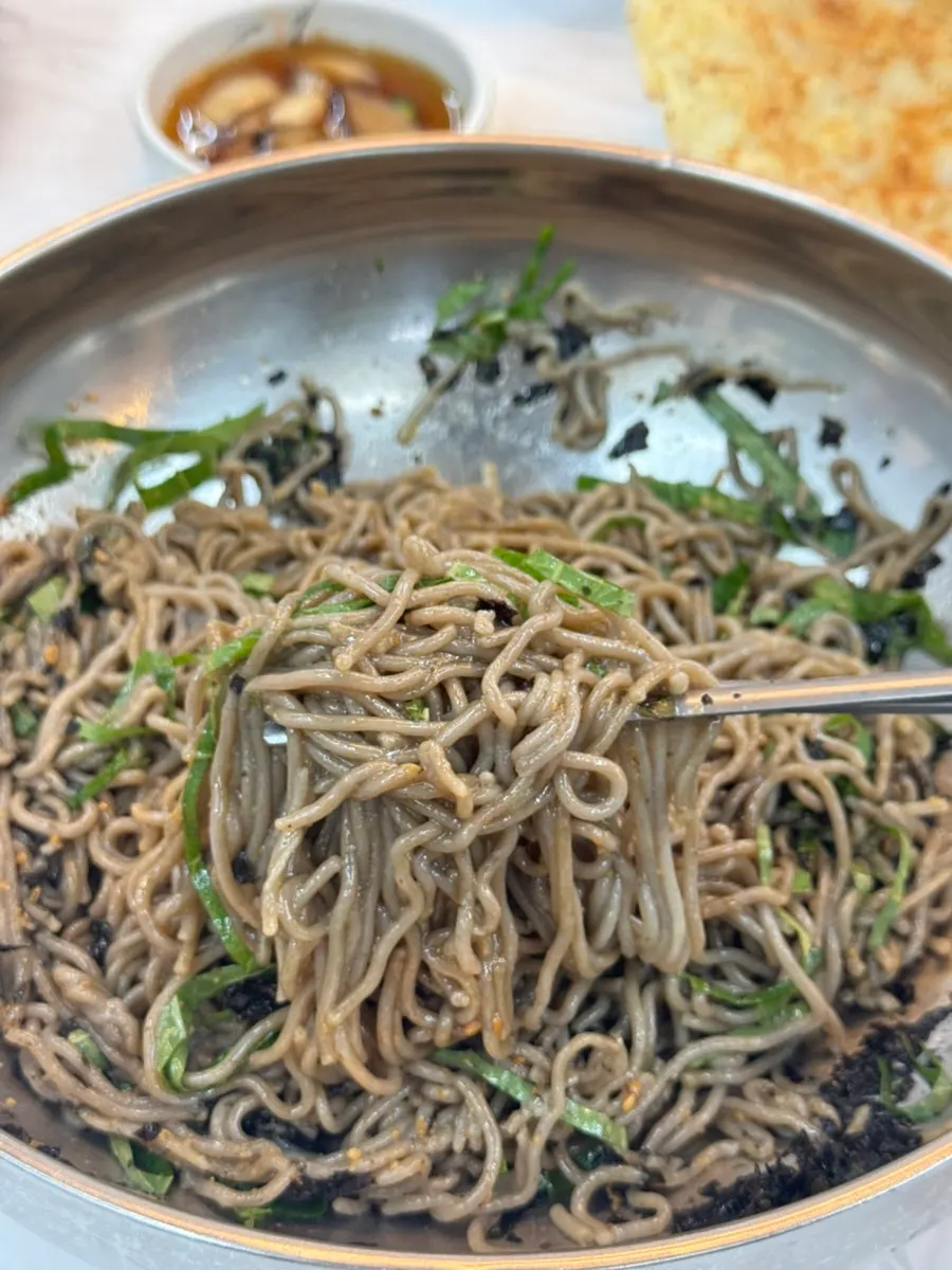 Deulmemak buckwheat noodles mixed thoroughly
