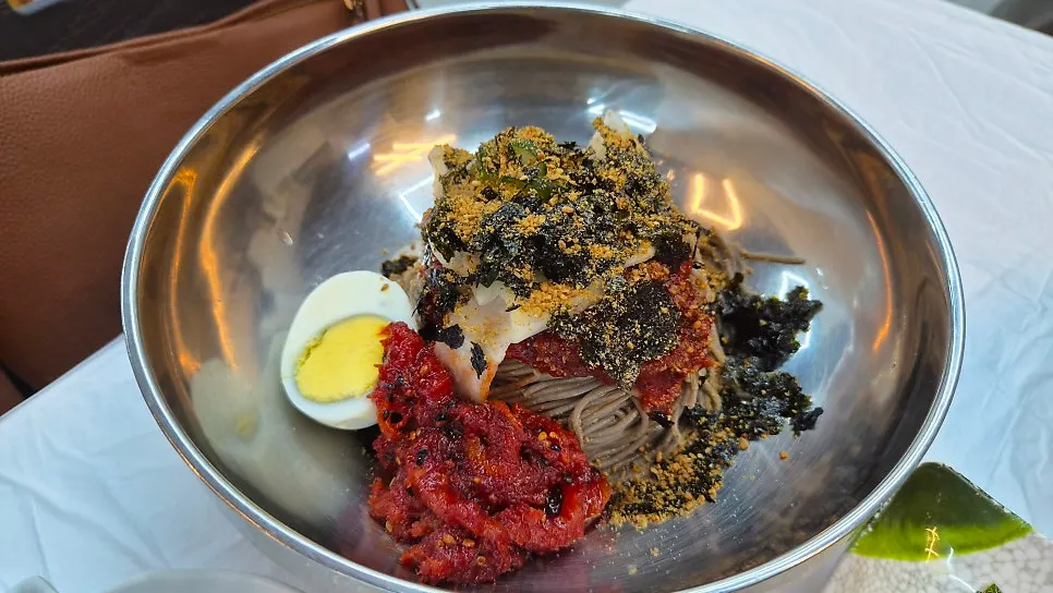 Makguksu with 40-day-aged fruit dongchimi broth poured in