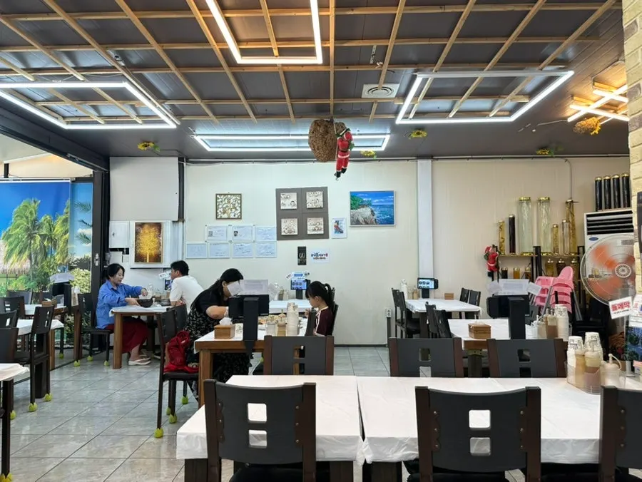 애견 동반 조건 안내와 매장 입구