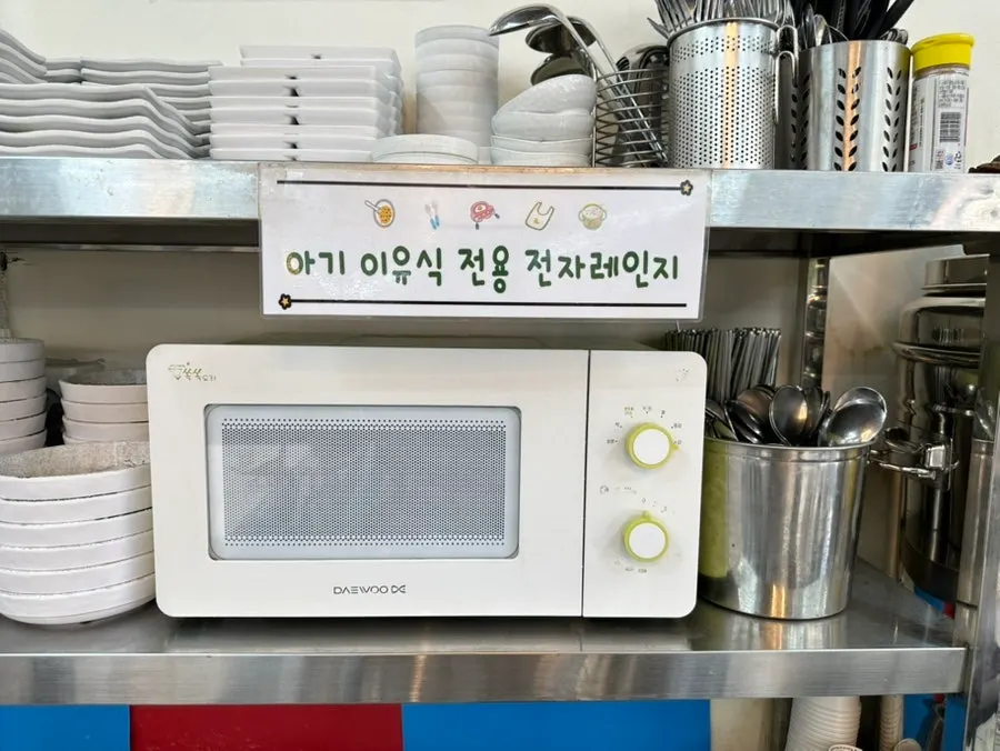 아기의자와 아이 식기가 준비된 매장 한쪽