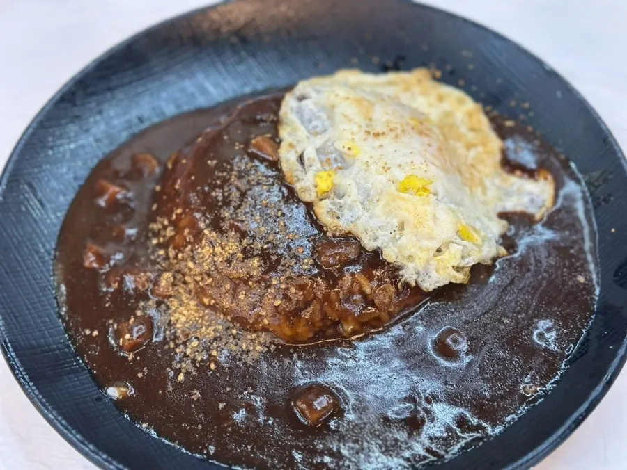 직접 담근 듯한 물김치가 포함된 밑반찬