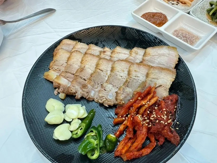 계란후라이를 올린 어린이 정식 짜장밥