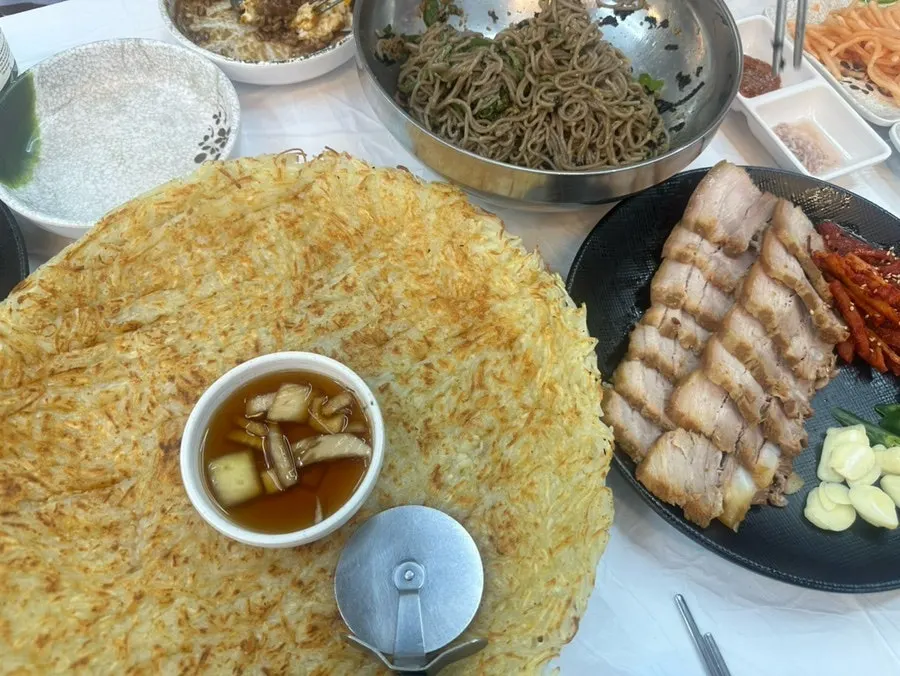 무말랭이 올려 비빈 들기름 메밀막국수